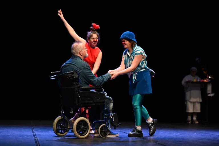 Image du spectacle Danser sur des oeufs des Clowns Stéthoscopes, avec deux clowns et une personne en fauteuil roulant