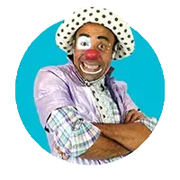 Portrait hilare du clown Martin, bras croisés