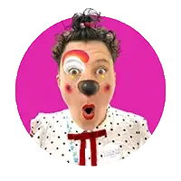 Portrait surprise et bouche-en-cœur de la clowne Chouia