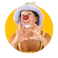 Portrait de la clowne Benedicte Fiou, faisant un cœur avec ses doigts