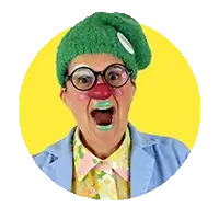 Portrait de la clowne Guirlande, surprise et enthousiaste