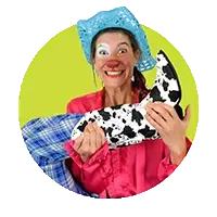 portrait de la clowne Kalam, souriante et contorsionnée