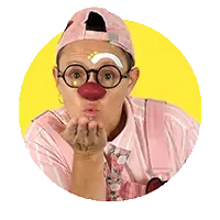 Portrait de la clowne MissMi envoyant un bisou dans notre direction