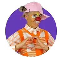 Portrait de la clowne Rascasse faisant un cœur avec ses doigts